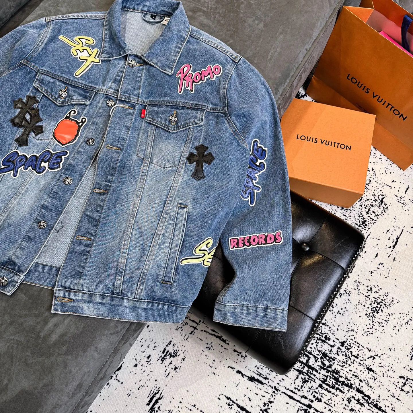 P350 ChromeHearts/Cro Hearts Cartoon Letter Chapter Cross Piece Leather Denim Jacket If you are obsessed with ChromeHearts, you can check it out. The same style for celebrities. Chrome Hearts is a very representative shirt jacket. The upper body of both men and women is really amazing, and it is also the same style as Yu Shuxin Angelababy! Recommended loose style for girls, super sweet! As soon as you go out, you will turn heads‼ ️This jacket is really eye-catching (the same style of pants is available) Color: light blue Size: S M L XL